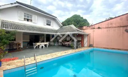 Sobrado no centro de Peruíbe com 4 suítes, piscina, área comercial e residencial