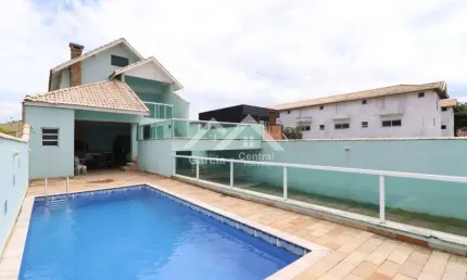 Sobrado frente mar em Peruíbe, com 5 quartos (sendo 4 suítes) e área de lazer com piscina