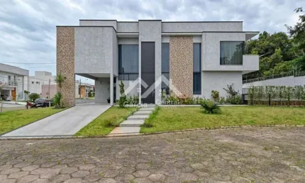 Casa alto padrão em Condomínio fechado em Peruíbe, com 4 quartos sendo 3 suítes e área de lazer com piscina