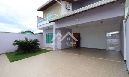 Casa em Peruíbe com 4 suítes e área de lazer com piscina