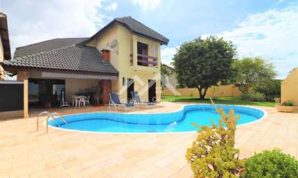 Sobrado com 3 quartos e área de lazer com piscina em condomínio fechado em Peruíbe
