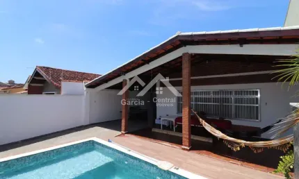 Casa com 2 quartos edícula e área de lazer com piscina em Peruíbe