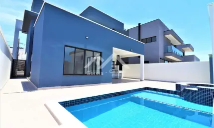 Sobrado moderno com 4 suítes e piscina em em condomínio fechado em Peruíbe