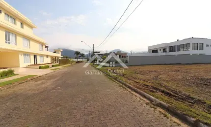 Terreno em condomínio fechado em peruíbe, com 300m² pronto pra construir