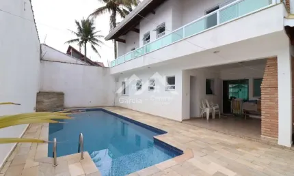 Sobrado próximo a praia em Peruíbe com 4 quartos (3 suítes) e piscina