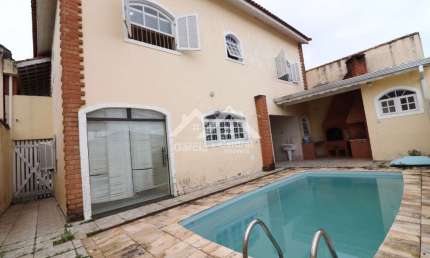 Sobrado com 4 dormitórios e piscina, no Centro de Peruíbe