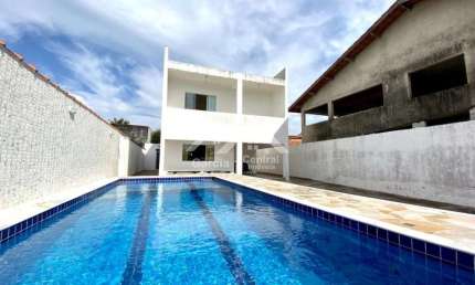Sobrado em Peruíbe com 4 quartos (1 suíte com closet e varanda) e área de lazer com piscina