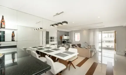 Amplo apartamento, muito bem distribuído em seus 104m², contemplando: sala ampliada para 3 ambientes (podendo reverter para um 3º dormitório), varanda gourmet com churrasqueira a carvão e pia de apoio