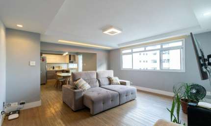 Descubra o seu novo lar neste apartamento moderno e recentemente reformado, que conta com 3 dormitórios, sendo 1 suíte, ideal para garantir conforto e privacidade. Localizado em um andar alto, o imóve