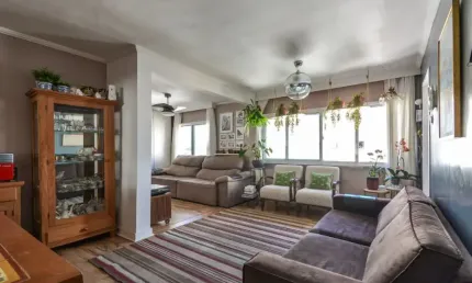 Em uma rua arborizada e tranquila este apartamento tem inúmeras qualidades. são 82, 47 m² muito bem distribuídos. os proprietários modificaram a planta (reversível) e o apartamento passou de 3 para 2 