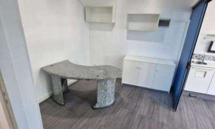Sala com recepção e espaço para consultório de dentista