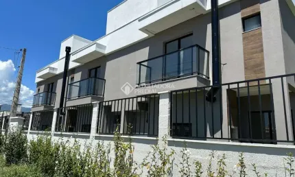 Casa em condomínio fechado com 3 quartos à venda na Avenida Aleixo Alves de Souza, 892, Nova Palhoça, Palhoça, 98 m2 por R$ 660.295