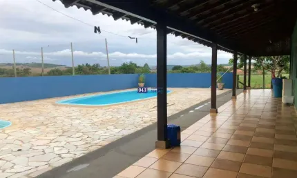 Chácara com ampla casa mobiliada e piscina no Limoeiro - Locação