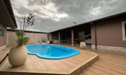 Casa linear, 3 quartos (1 suíte) + 2 lojas , Village, Rio das Ostras
