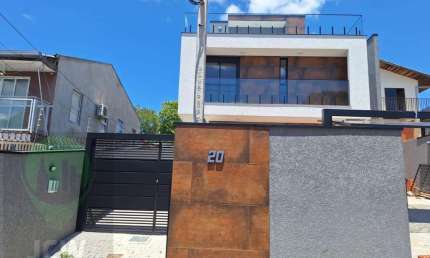Sobrado para Venda em Curitiba, Uberaba, 3 dormitórios, 2 suítes, 2 banheiros, 3 vagas