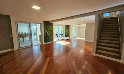 Linda casa Dupla com 04 Suítes e Piscina no Tamboré 4
