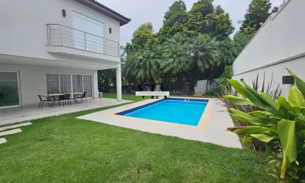 Casa moderna de esquina no condomínio residencial 11