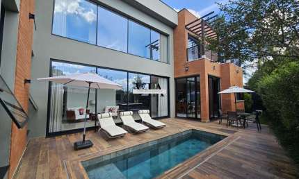 Casa de Luxo em Terreno Nobre e Esquina - Residencial 9
