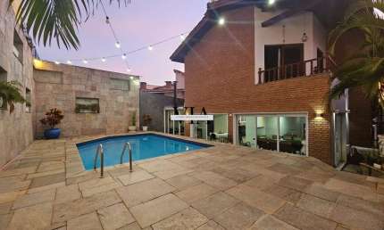 More no condomínio Residencial 6 em Alphaville - Casa com 05 quartos!