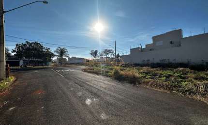 Terreno à venda no bairro Jardim Interlagos II - Araguari/MG