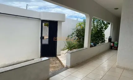 Casa à venda no bairro Jardim Milenium - Araguari/MG