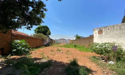 Terreno à venda na Praça Gaioso Neves, Santiago, Araguari