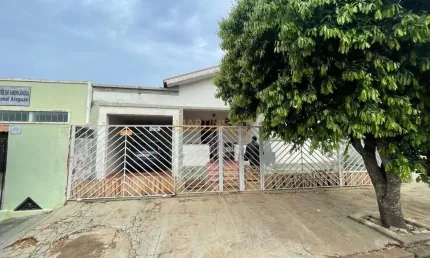 Casa com 3 quartos à venda no Centro, Araguari 