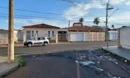 Casa com 3 quartos à venda no Centro, Araguari 
