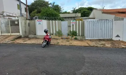 Casa com 3 quartos à venda no Centro, Araguari 