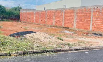 Terreno à venda no bairro Jardim Interlagos III - Araguari/MG