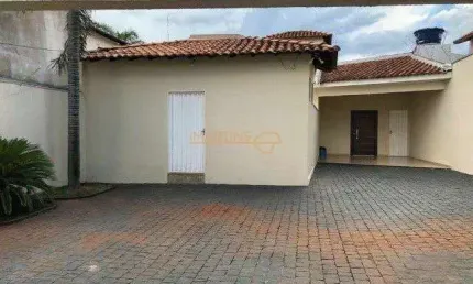 Casa com 3 quartos à venda no Centro, Araguari 