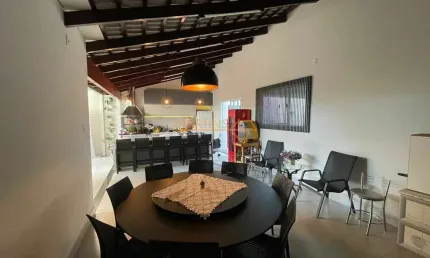 Casa com 5 quartos à venda no Centro, Araguari 