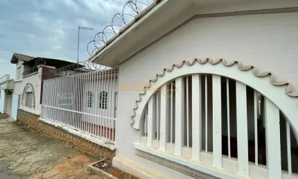 Casa com 3 quartos à venda no Centro, Araguari 