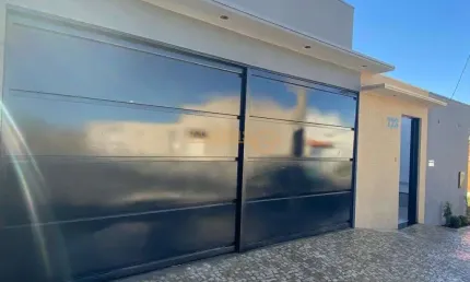 Casa para Venda, Araguari / MG, bairro Jardim Interlagos lll, 3 dormitórios, 1 suíte, 2 banheiros, 2 vagas de garagens, área construída 179,00 m²
