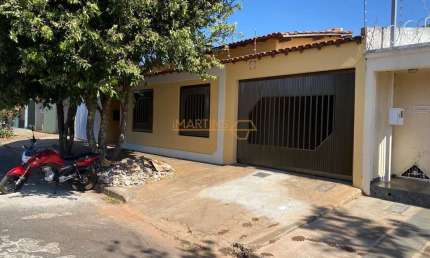 Casa com 3 quartos à venda na Praça Gaioso Neves, Amorim, Araguari