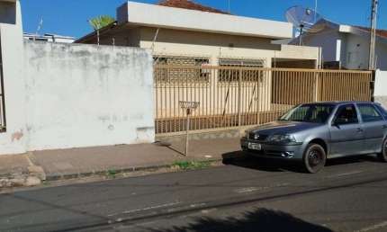 Casa com 3 quartos à venda na Praça Gaioso Neves, Centro, Araguari