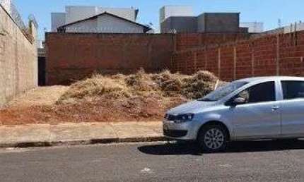 Terreno à venda na Praça Gaioso Neves, Centro, Araguari