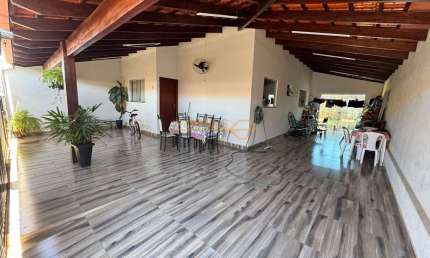 Casa à venda no bairro Parque dos Verdes - Araguari/MG