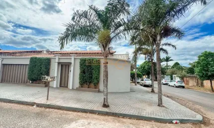 Casa com 3 quartos à venda no Santiago, Araguari 