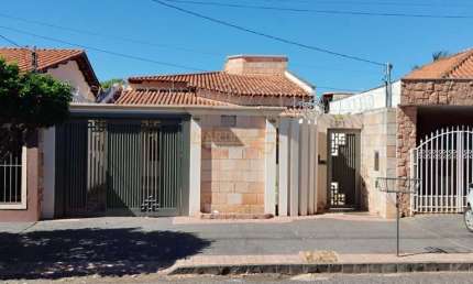 Casa com 3 quartos à venda na Rua Antônio Lemos da Silva, Centro, Araguari