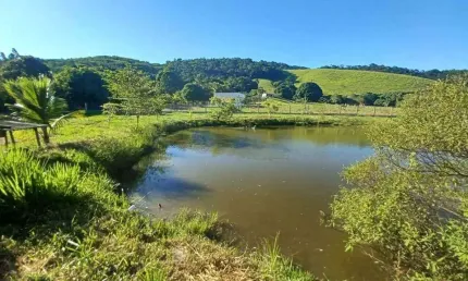 Sítio para Venda em Rio Bonito, Palmital, 2 dormitórios, 1 banheiro, 4 vagas