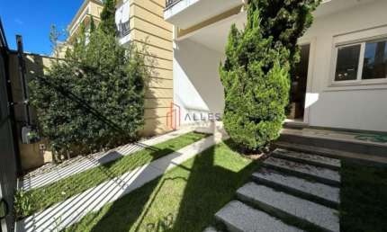 VENDE-SE LINDÍSSIMO SOBRADO TRIPLEX NA PRAIA DOS AMORES EM BALNEÁRIO CAMBORIÚ/SC