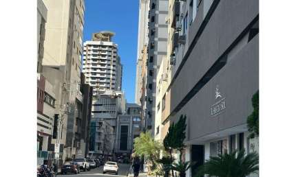 ALUGA-SE ANUAL APARTAMENTO NO CENTRO DE BALNEÁRIO CAMBORIÚ/SC