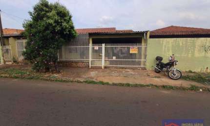 Casa contendo 3 quartos, sala, cozinha, wc social, área de serviço, e garagem.