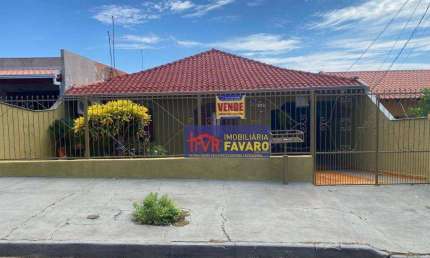 Maria Cecilia, casa contendo três quartos, sala de estar, sala de jantar, cozinha com planejados, área de serviço coberta, quintal com cobertura, gara