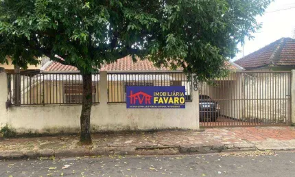 Casarão necessitando de reforma, totalizando seis quartos, sendo dois suites, mais dois wc social (quatro banheiros) sendo: Casa principal, contendo t