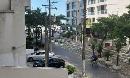 Apartamento mobiliado, no calçadão, 50 metros da praia na pitangueiras - guarujá