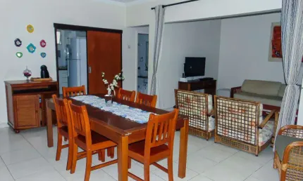 Pitangueiras - uma quadra do mar - totalmente reformado e decorado - garagem no prédio - serviço de praia.