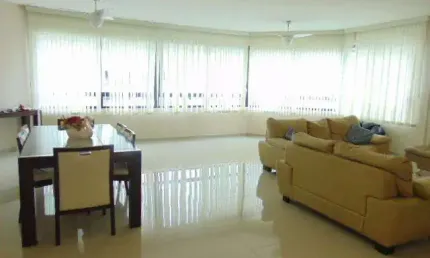 Praia de pitangueiras,  próximo a praia, local nobre, para * venda ou locação anual e temporada*, lazer no prédio, 2 garagens.