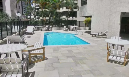 Praia das pitangueiras - local nobre ,amplo apartamento claro e arejado, 2 vagas de garagem ,prédio com lazer.